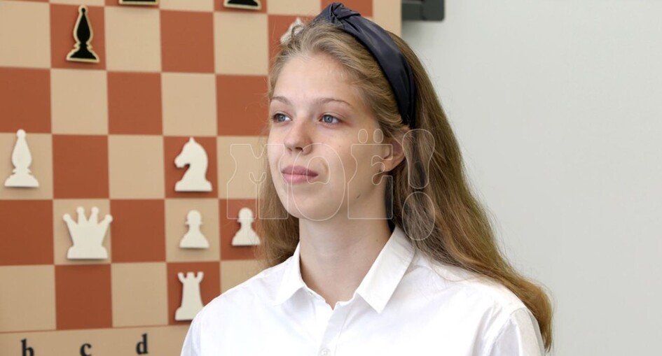 Cuando 2 hermanas se encuentran en un torneo de ajedrez 